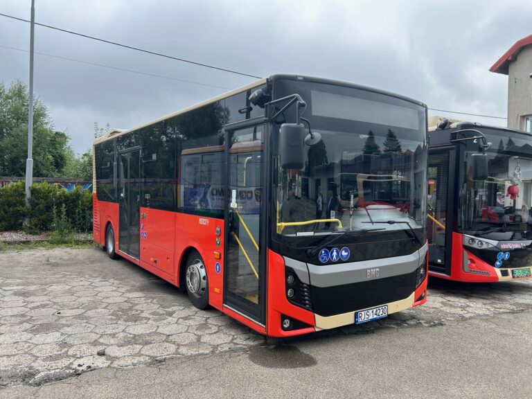 Read more about the article Kolejny sukces Autobagi – MKS Jasło odbiera pierwsze midibusy BMC Neocity 8,5 m