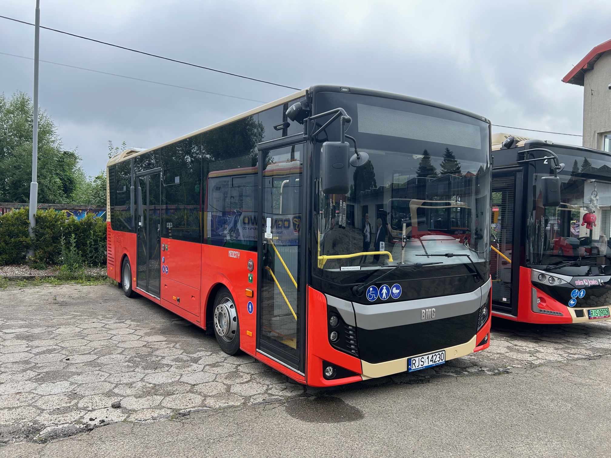 Read more about the article Kolejny sukces Autobagi – MKS Jasło odbiera pierwsze midibusy BMC Neocity 8,5 m