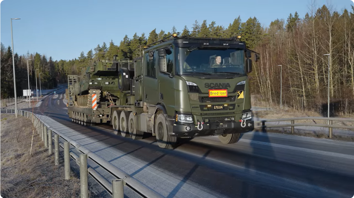 Read more about the article Nowy ciężki wojskowy ciągnik siodłowy Scania dla Szwecji