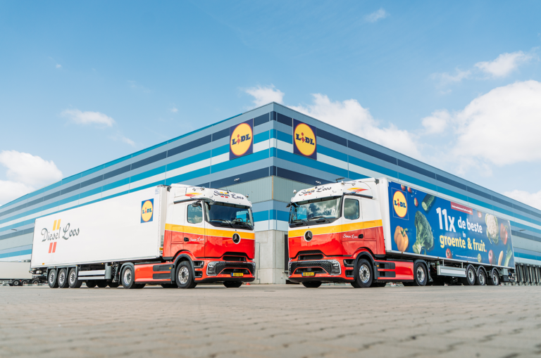 Read more about the article Simon Loos przyspiesza rozwój mobilności elektrycznej: Dostarczono pierwsze Mercedesy-Benz eActros 600