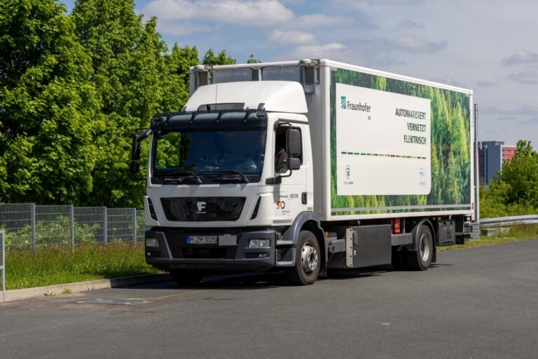 Read more about the article Ładowanie za naciśnięciem przycisku: Stadtreinigung Dresden testuje zautomatyzowany system ładowania ciężarówek elektrycznych