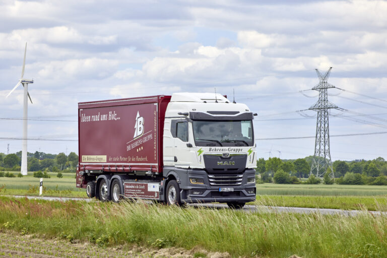 Read more about the article 50 000 kilometrów zasilanych energią elektryczną – ciężarówki MAN eTGX udowadniają swoją wartość w Behrens Group