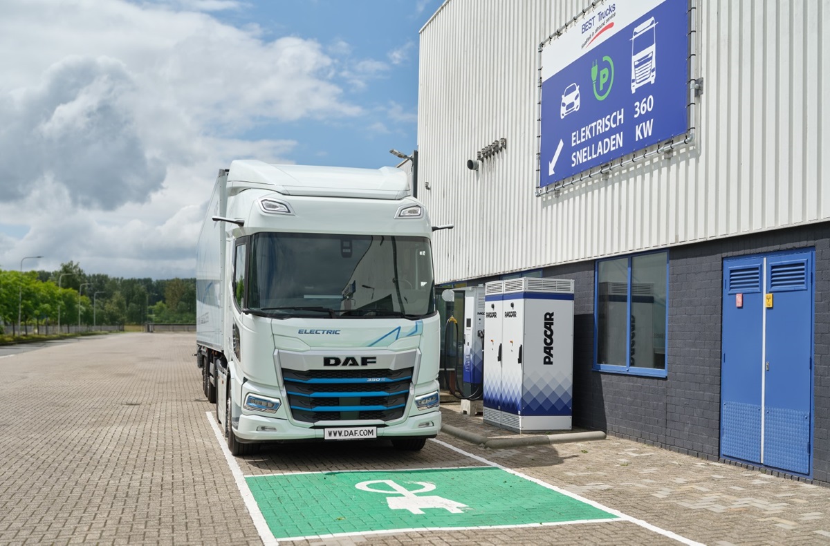 Read more about the article Dealer DAF dostarcza zrównoważoną energię za pośrednictwem alternatywnej sieci