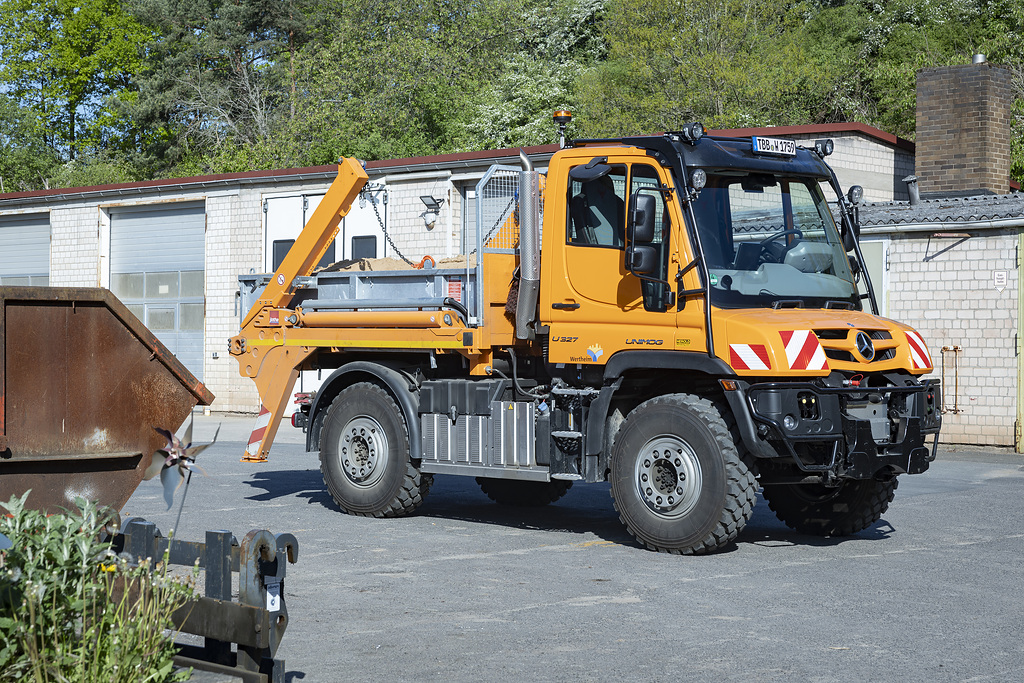 Mit neuem UNI-TOUCH Bediensystem täglich im Einsatz: Weiterer Unimog Geräteträger im Wertheimer FuhrparkNew UNI-TOUCH operating system in daily use: Another Unimog implement carrier joins the Wertheim vehicle fleet