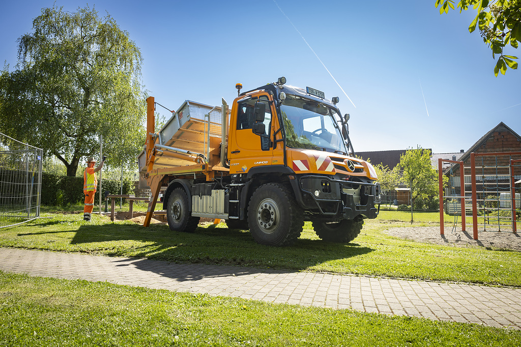 Mit neuem UNI-TOUCH Bediensystem täglich im Einsatz: Weiterer Unimog Geräteträger im Wertheimer FuhrparkNew UNI-TOUCH operating system in daily use: Another Unimog implement carrier joins the Wertheim vehicle fleet