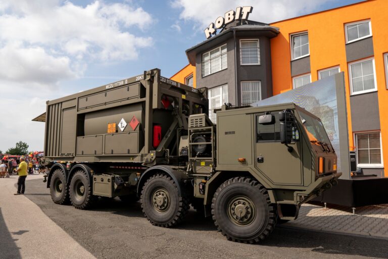 Read more about the article Konieczność posiadania przez Siły Zbrojne RP kontenerów cystern paliwowych – tzw. tank kontenerów