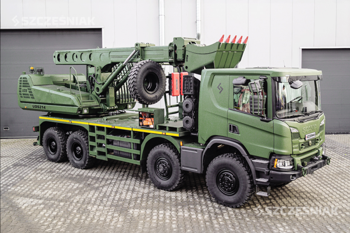 Read more about the article Szczęśniak Pojazdy Specjalne dostarcza Siłom Zbrojnym RP samochodowe koparki UDS 214.3 na 4-osiowych terenowych podwoziach Scania XT P460