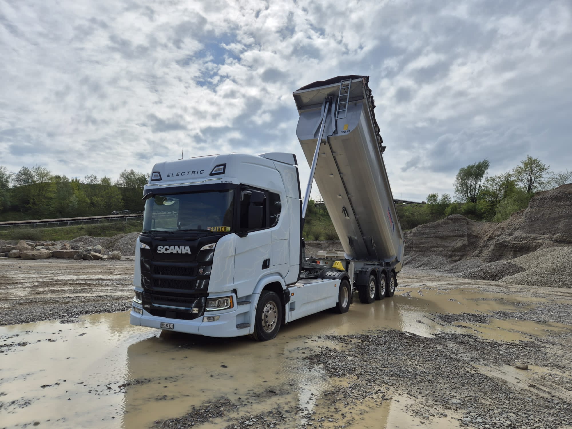 Read more about the article Szwajcarski Toggenburger AG: testowanie i eksploracja granic możliwości w pełni elektrycznego ciągnika siodłowego 4×2 BEV