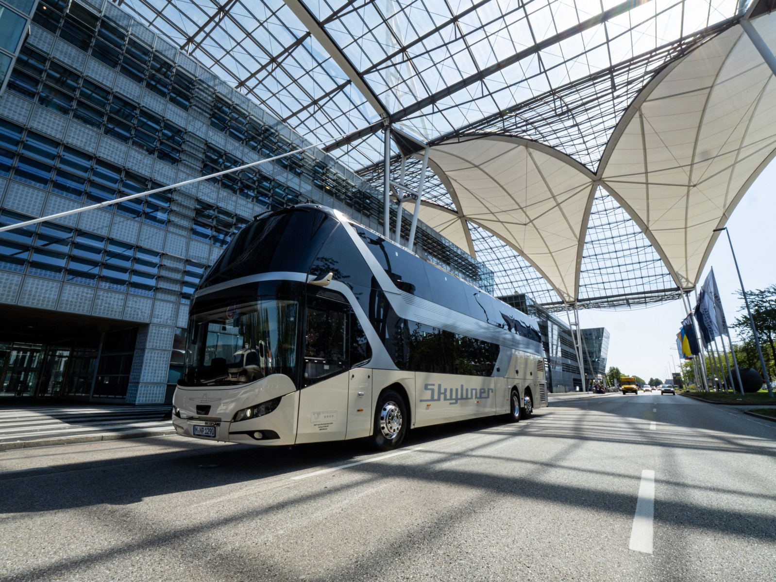 Read more about the article NEOPLAN Skyliner debiutuje jako najnowocześniejsza edycja „Auwärter Edition”