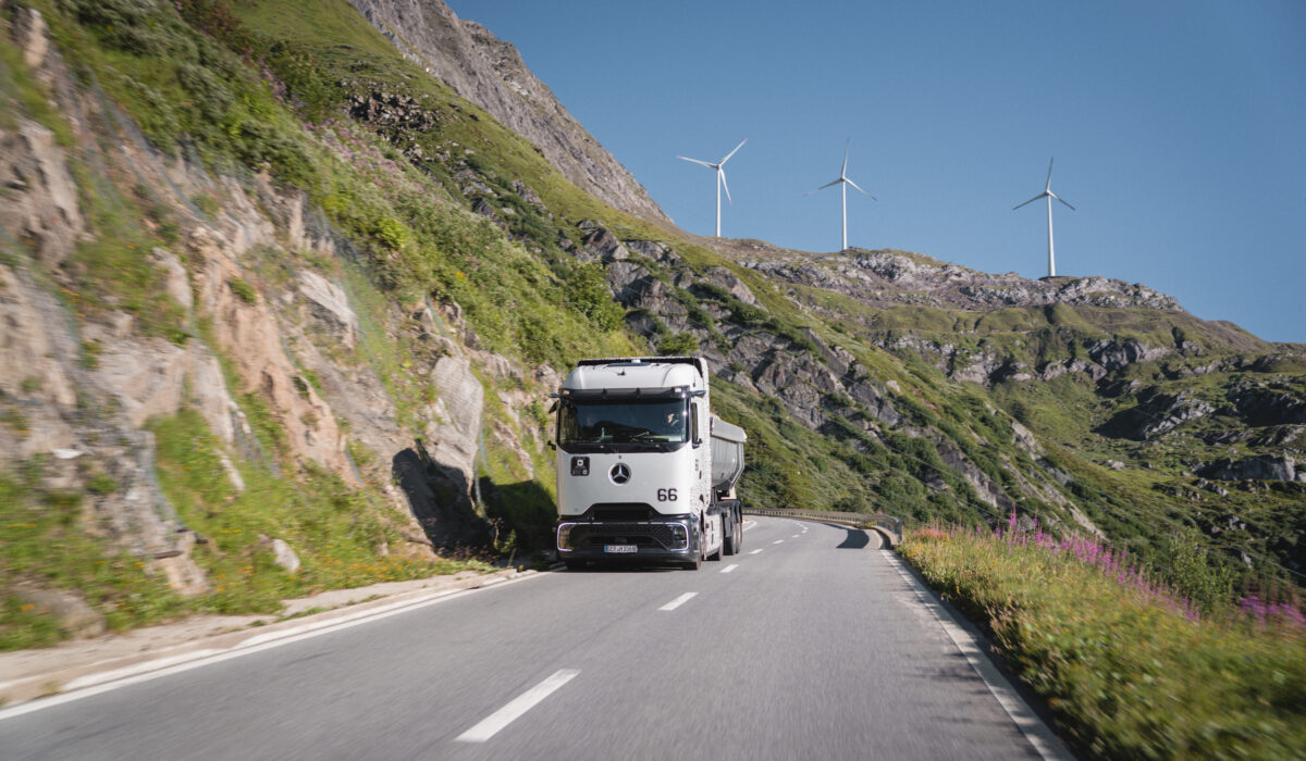Nächste Generation Brennstoffzellen-Lkw: Entwicklungsfahrzeuge überzeugen auch bei hochsommerlichen Temperaturen in den Alpen
Next Generation Fuel Cell Truck: Development Vehicles Demonstrate Performance in High Summer Temperatures in the Alps