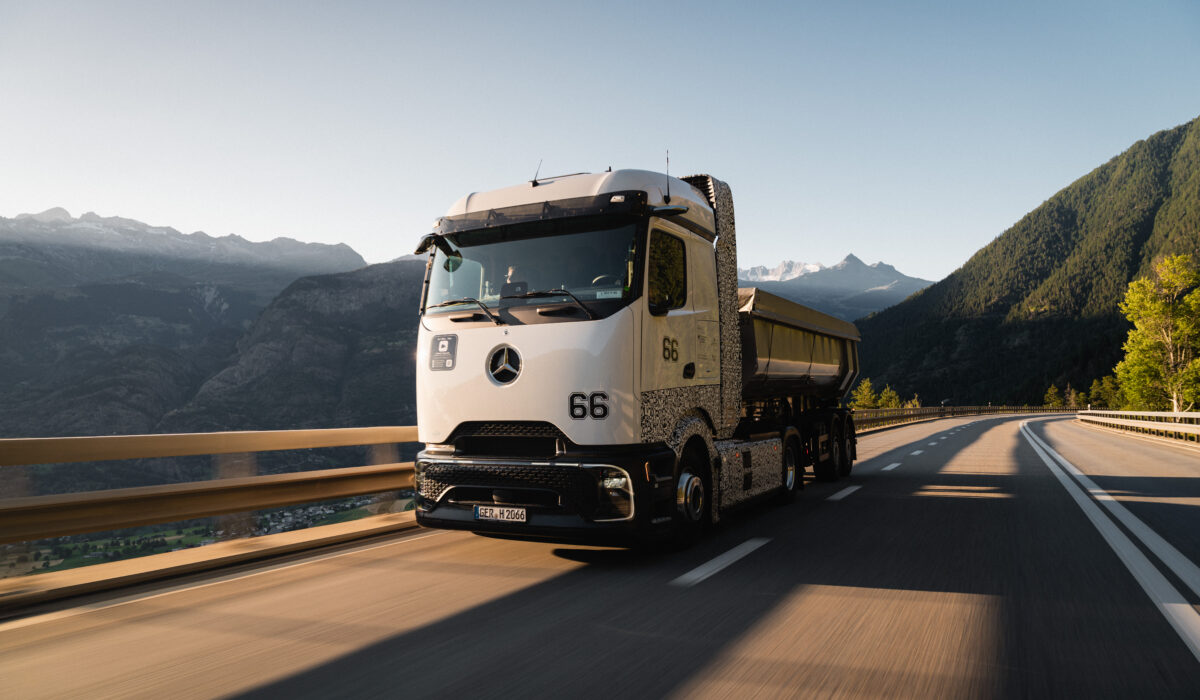 Nächste Generation Brennstoffzellen-Lkw: Entwicklungsfahrzeuge überzeugen auch bei hochsommerlichen Temperaturen in den Alpen
Next Generation Fuel Cell Truck: Development Vehicles Demonstrate Performance in High Summer Temperatures in the Alps