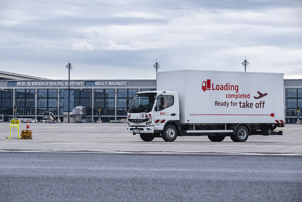 Read more about the article Gotowy do startu: Flughafen Berlin Brandenburg GmbH korzysta z całkowicie elektrycznego eCantera marki Daimler Truck FUSO