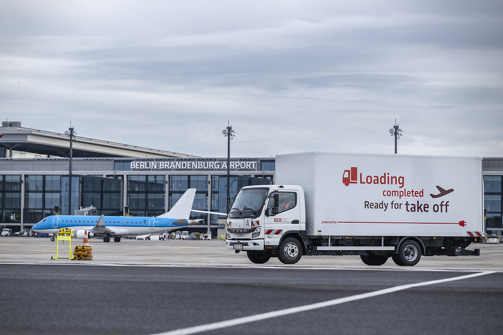 Ready for take off: Flughafen Berlin Brandenburg GmbH setzt auf vollelektrischen eCanter der Daimler Truck Marke FUSO
Ready for takeoff: Flughafen Berlin Brandenburg GmbH is operating all-electric eCanter from Daimler Truck brand FUSO
