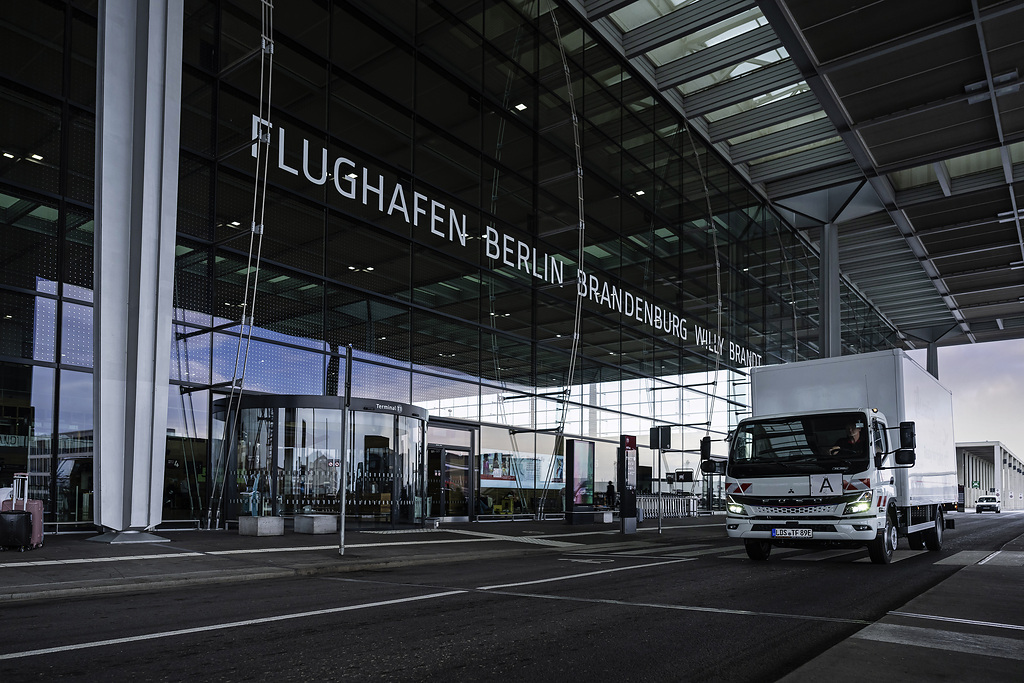 Ready for take off: Flughafen Berlin Brandenburg GmbH setzt auf vollelektrischen eCanter der Daimler Truck Marke FUSO
Ready for takeoff: Flughafen Berlin Brandenburg GmbH is operating all-electric eCanter from Daimler Truck brand FUSO