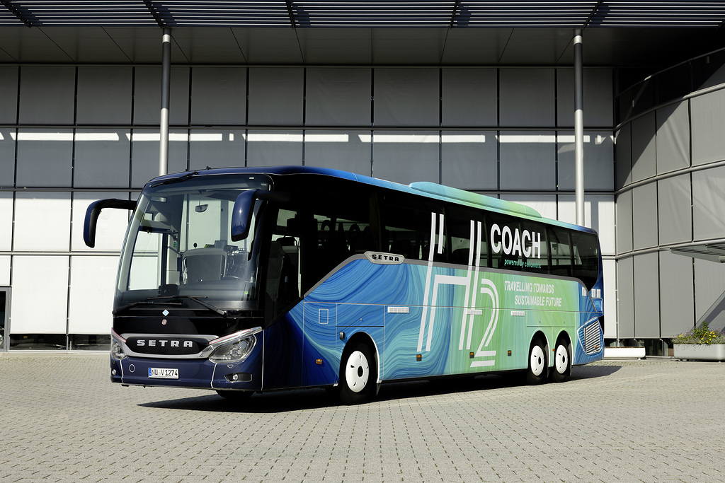 Technologieträger „H₂ Coach“: erster Setra Reisebus fährt mit Brennstoffzelle
“H₂ Coach” technology carrier: first Setra touring coach powered by fuel cell