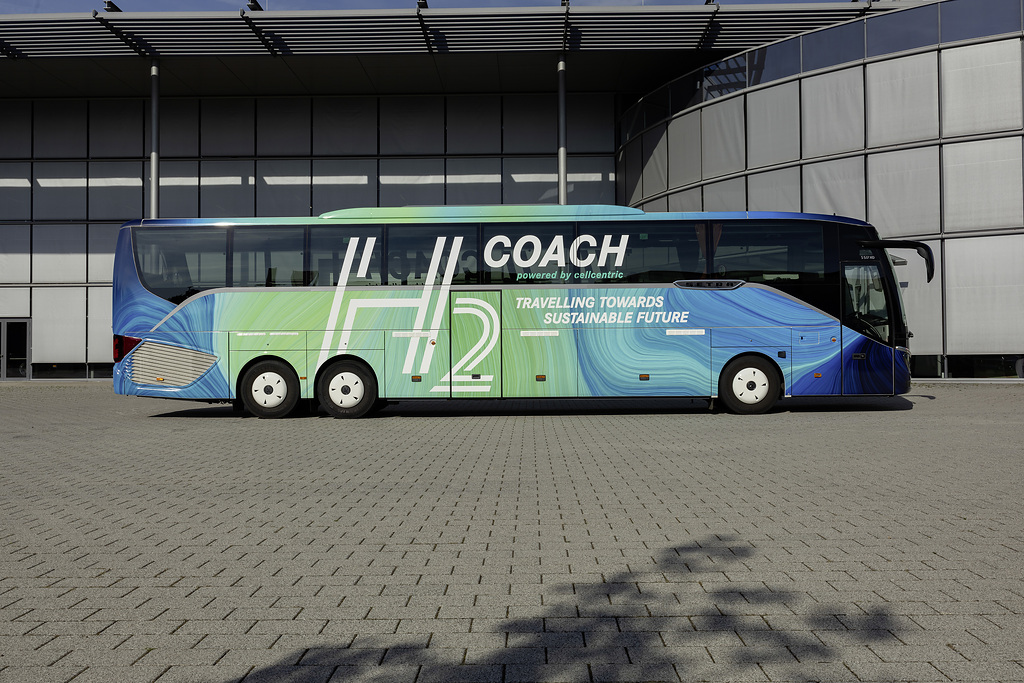 Technologieträger „H₂ Coach“: erster Setra Reisebus fährt mit Brennstoffzelle
“H₂ Coach” technology carrier: first Setra touring coach powered by fuel cell