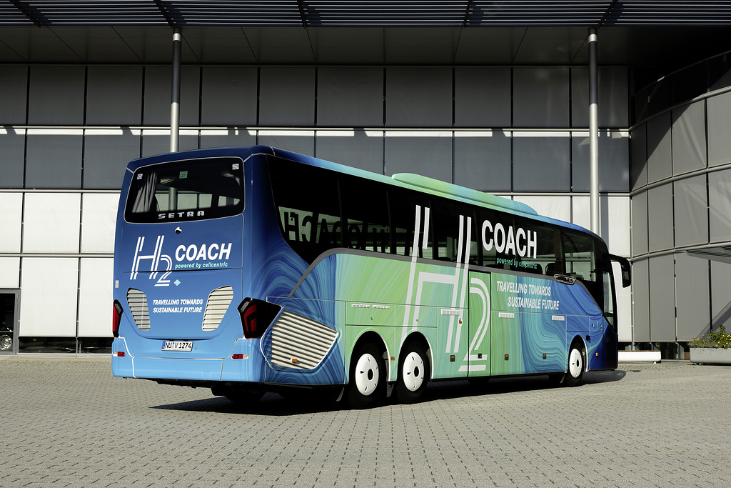 Technologieträger „H₂ Coach“: erster Setra Reisebus fährt mit Brennstoffzelle
“H₂ Coach” technology carrier: first Setra touring coach powered by fuel cell