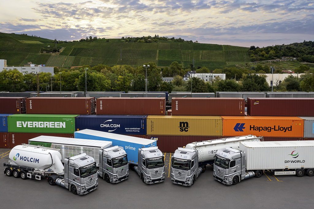 Read more about the article Pięć i pół raza dookoła świata: podczas rzeczywistych testów u klientów ciężarówki Daimler Truck z ogniwami paliwowymi pomyślnie pokonały ponad 225 000 kilometrów