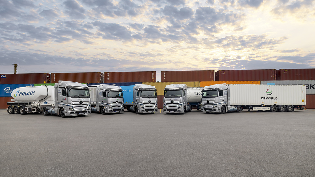 Fünfeinhalbmal um die Welt: Daimler Truck Brennstoffzellen-Lkw absolvieren erfolgreich über 225.000 Kilometer im realen Kundeneinsatz
Five and a Half Times Around the World: Daimler Truck Fuel Cell Trucks Successfully Complete More Than 225,000 Kilometers in Real-World Customer Operations
