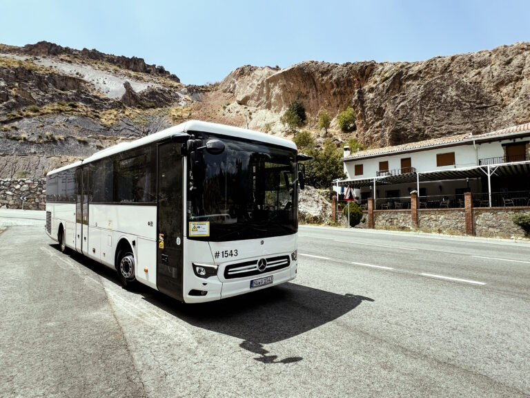 Read more about the article Naładowany energią dla E: udane letnie testy nowego Mercedesa-Benz eIntouro w Hiszpanii