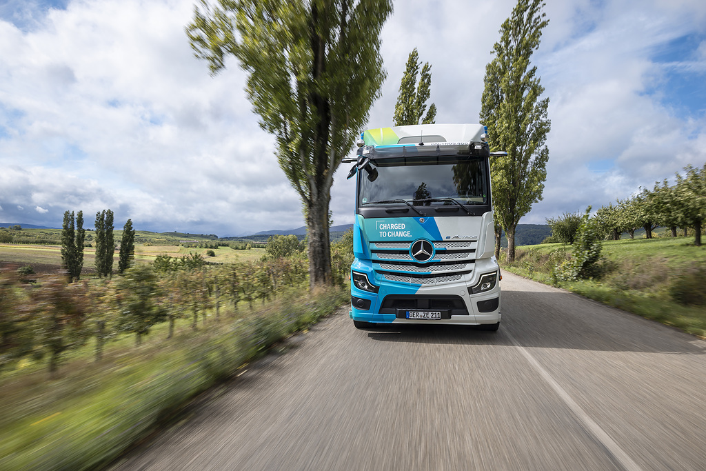 Der neue Mercedes-Benz eActros 400 der zweiten Modellgeneration eActros
The new Mercedes-Benz eActros 400 of the second generation eActros models