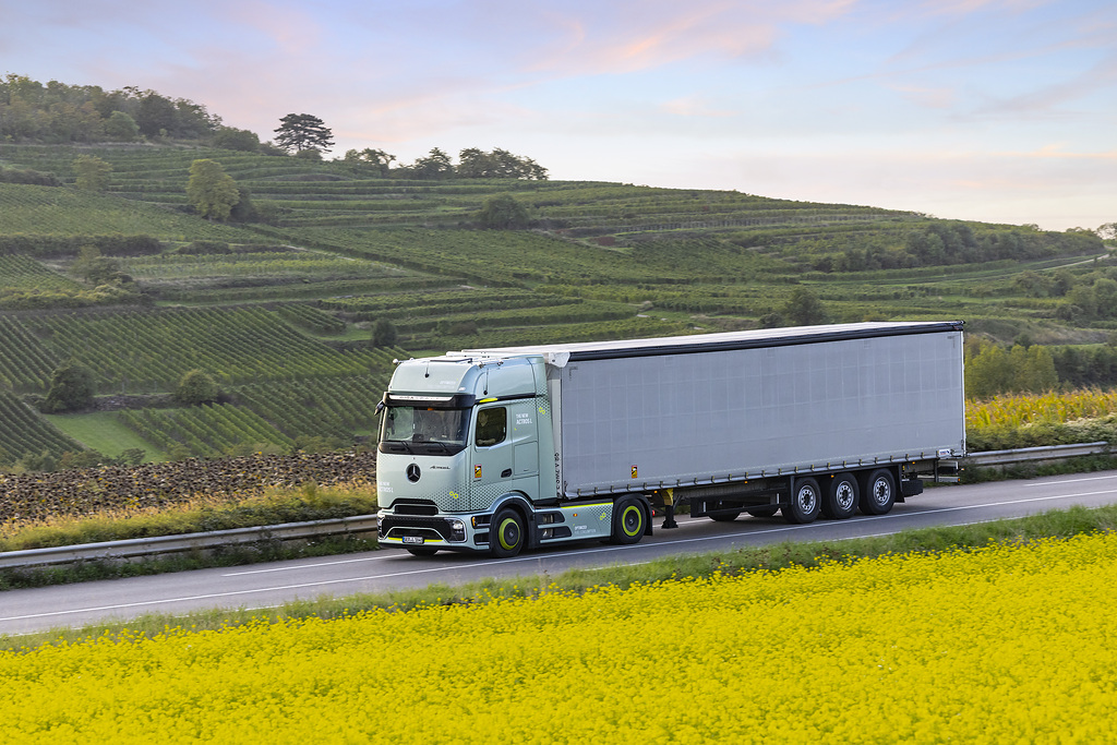 Der Actros L auf den Straßen rund um Molsheim, Standort von Mercedes-Benz Trucks in Frankreich
The Actros L on the roads around Molsheim, facility of Mercedes-Benz Trucks in France