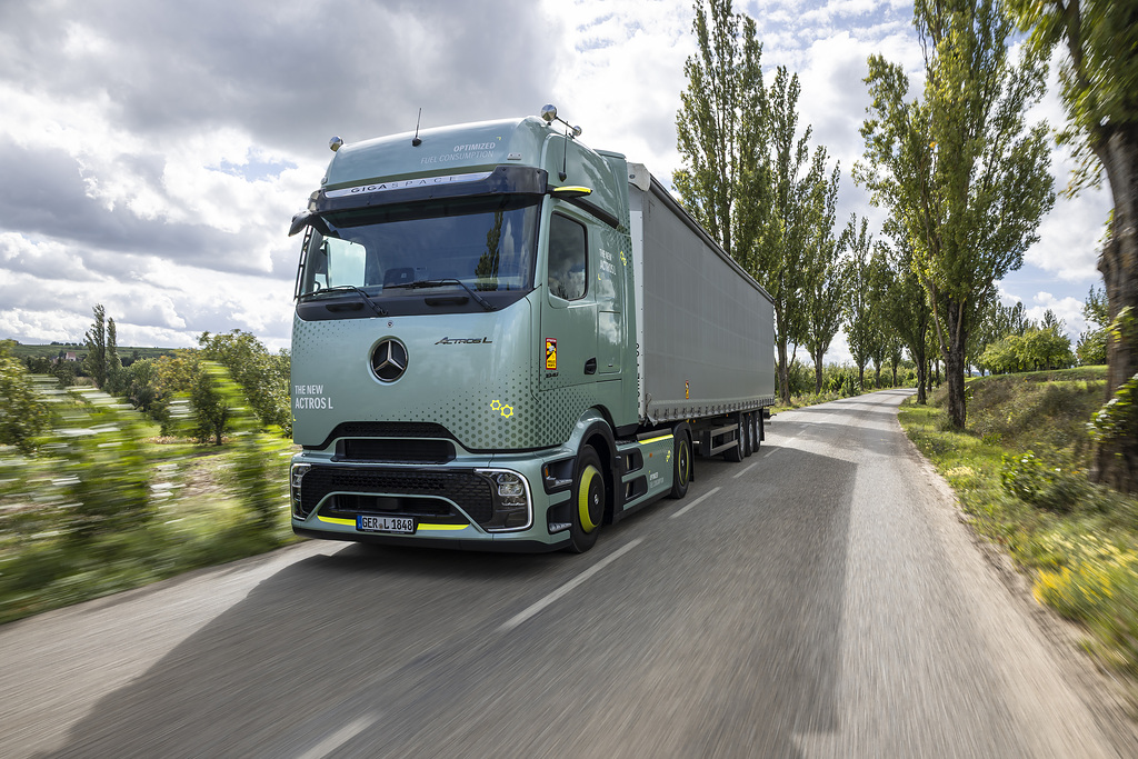Der Actros L auf den Straßen rund um Molsheim, Standort von Mercedes-Benz Trucks in Frankreich
The Actros L on the roads around Molsheim, facility of Mercedes-Benz Trucks in France