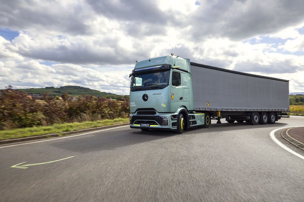 Der Actros L auf den Straßen rund um Molsheim, Standort von Mercedes-Benz Trucks in Frankreich
The Actros L on the roads around Molsheim, facility of Mercedes-Benz Trucks in France