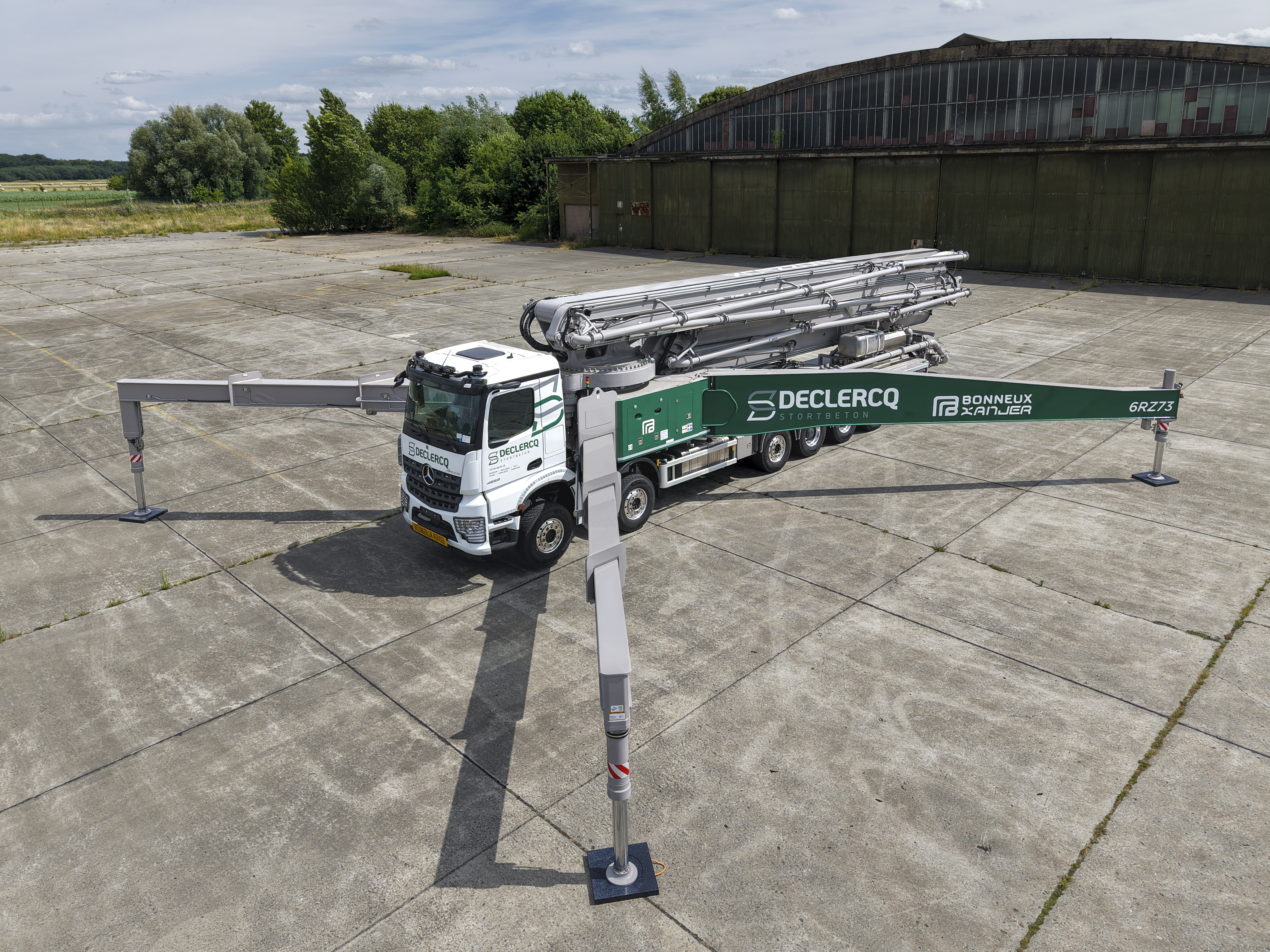 Read more about the article Europejska premiera w Belgii: gigantyczna pompa do betonu na 7-osiowym Mercedesie-Benz Arocs