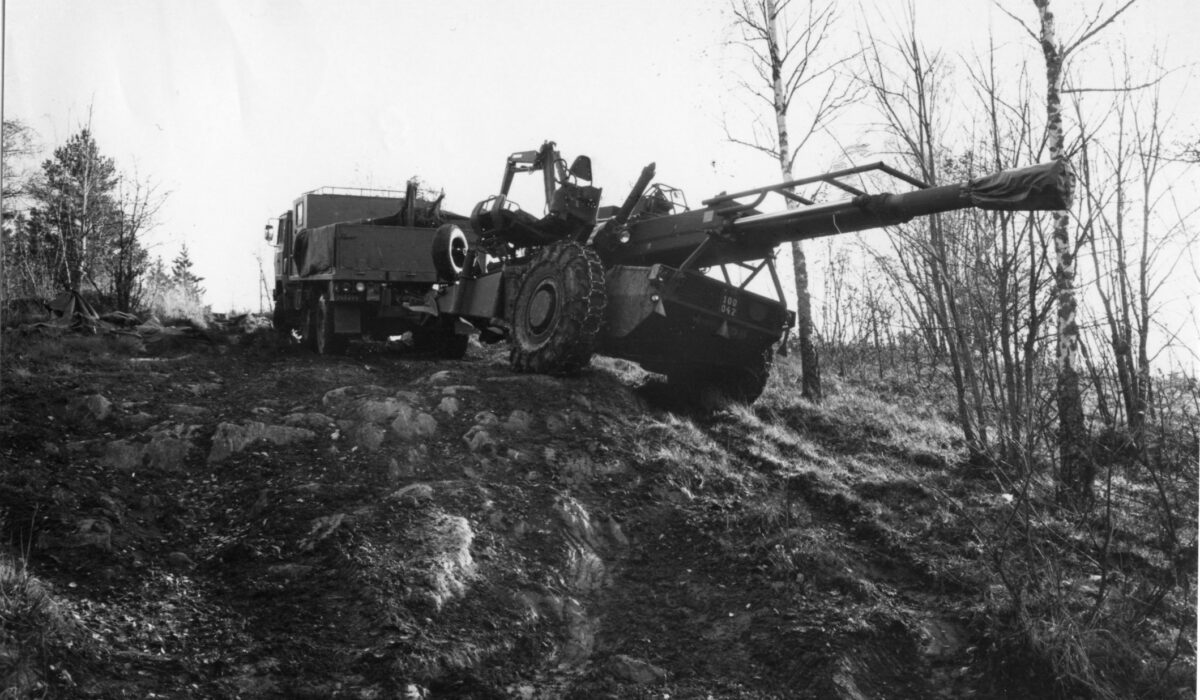 Bofors_Field_Howitzer_77_Artillery_Regiment_of_Småland_(A_6)_1978-1982_001