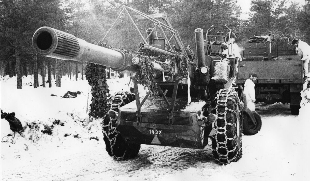 Bofors_Field_Howitzer_77_Artillery_Regiment_of_Småland_(A_6)_1978-1982_008