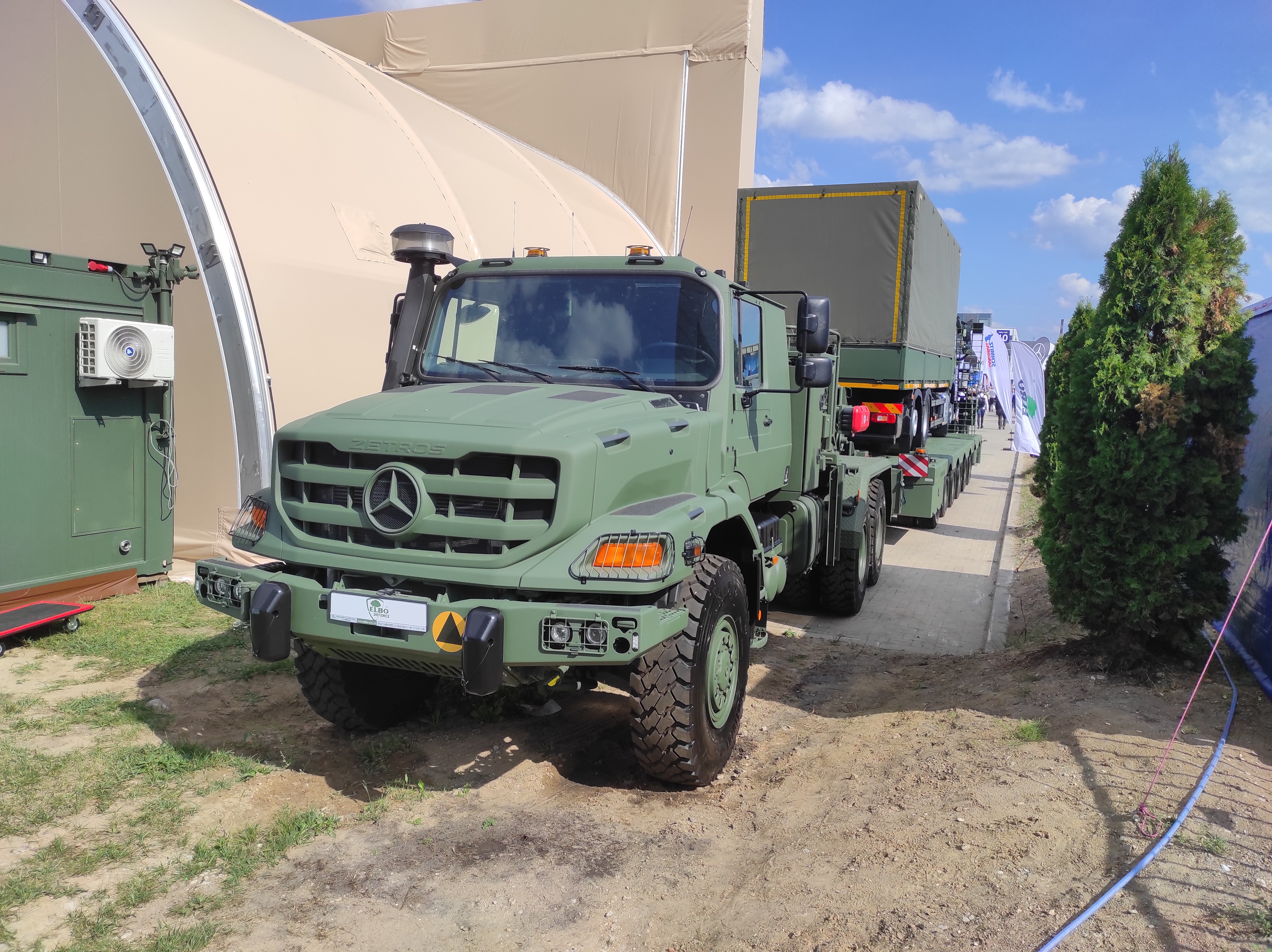 Read more about the article EWT Automotive Polska, jako autoryzowany dealer i serwis Mercedes-Benz Trucks, prezentował na XXXIII MSPO dwa modele z rodziny Zetros.
