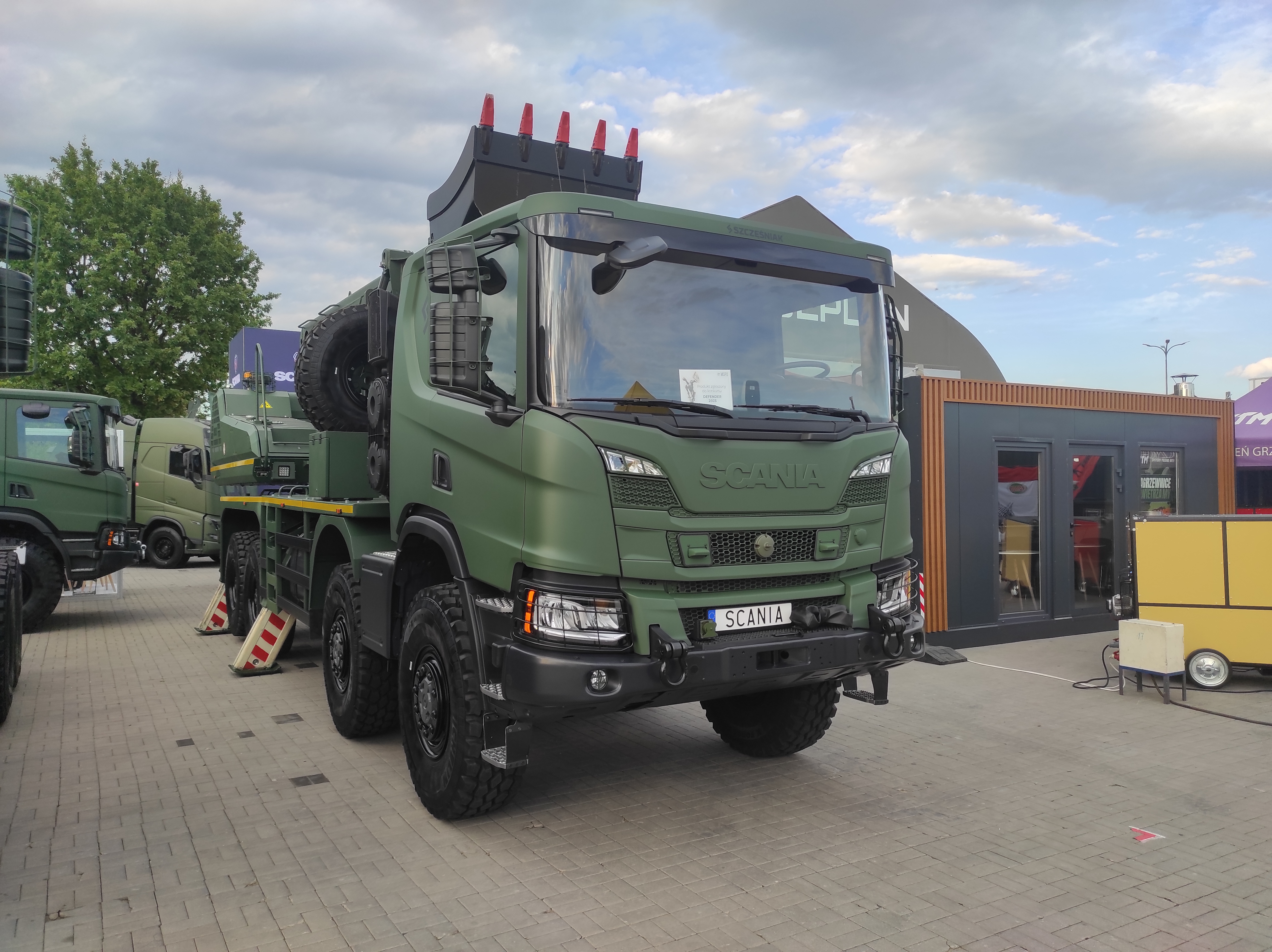 Read more about the article Wielofunkcyjna koparka UDS 214.3  na 4-osiowych terenowych podwoziach Scania XT P460