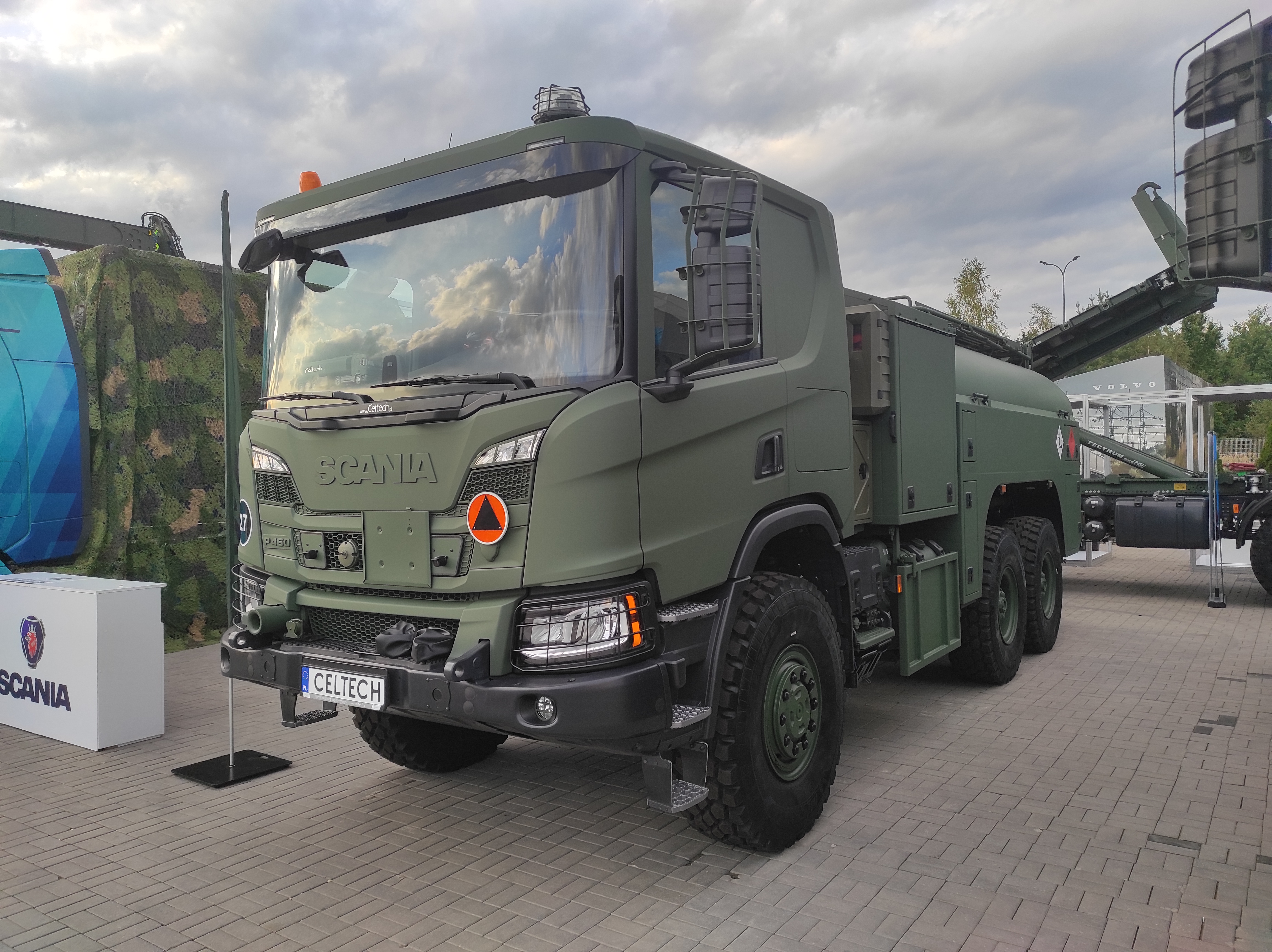 Read more about the article SCANIA P 460 B6x6HZ wersja do transportu paliwa