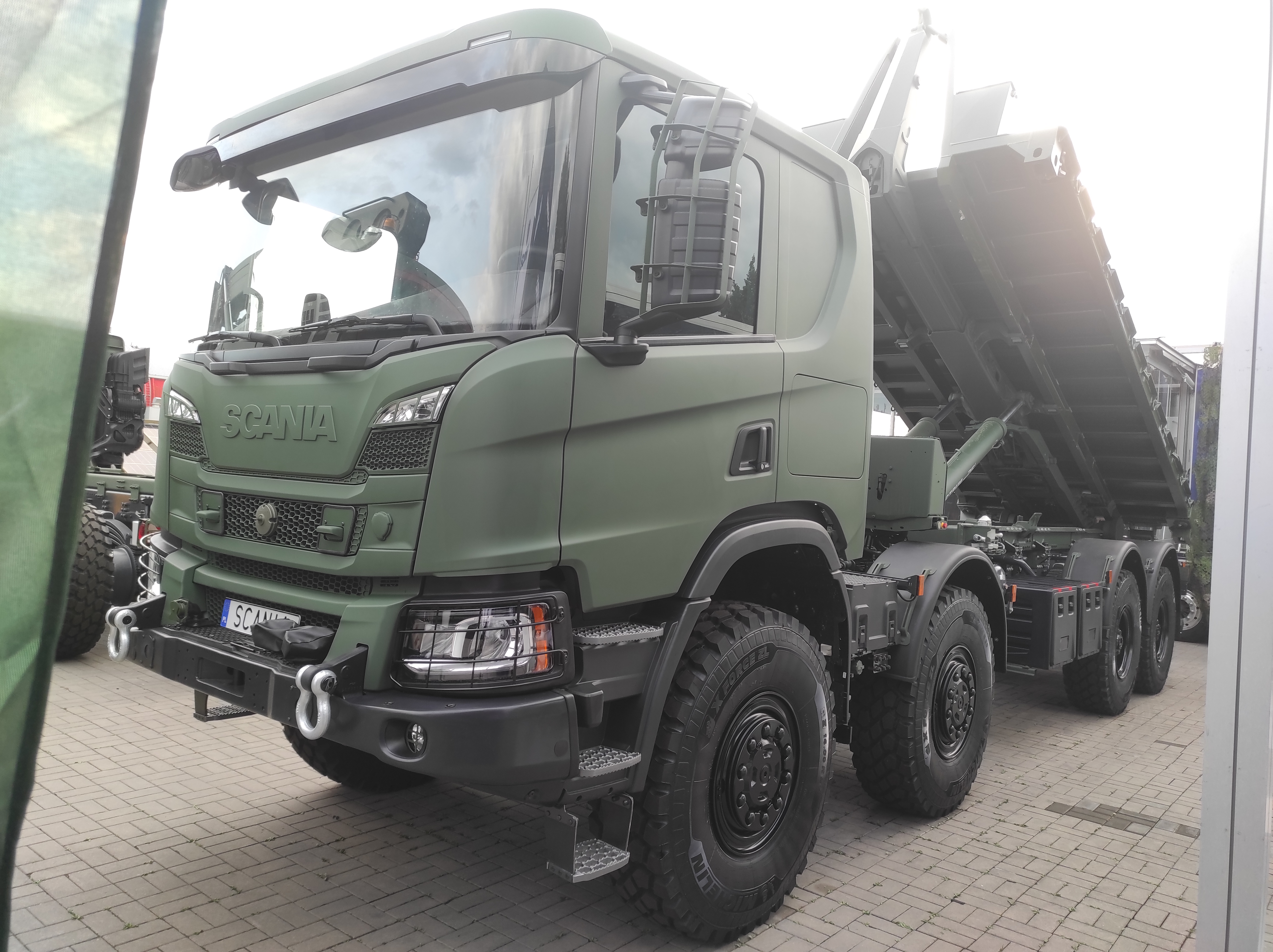 Read more about the article Ciężki terenowy zmilitaryzowany transporter wsparcia logistycznego w oparciu o 4-osiowe podwozie SCANIA P 460 B8x8HZ