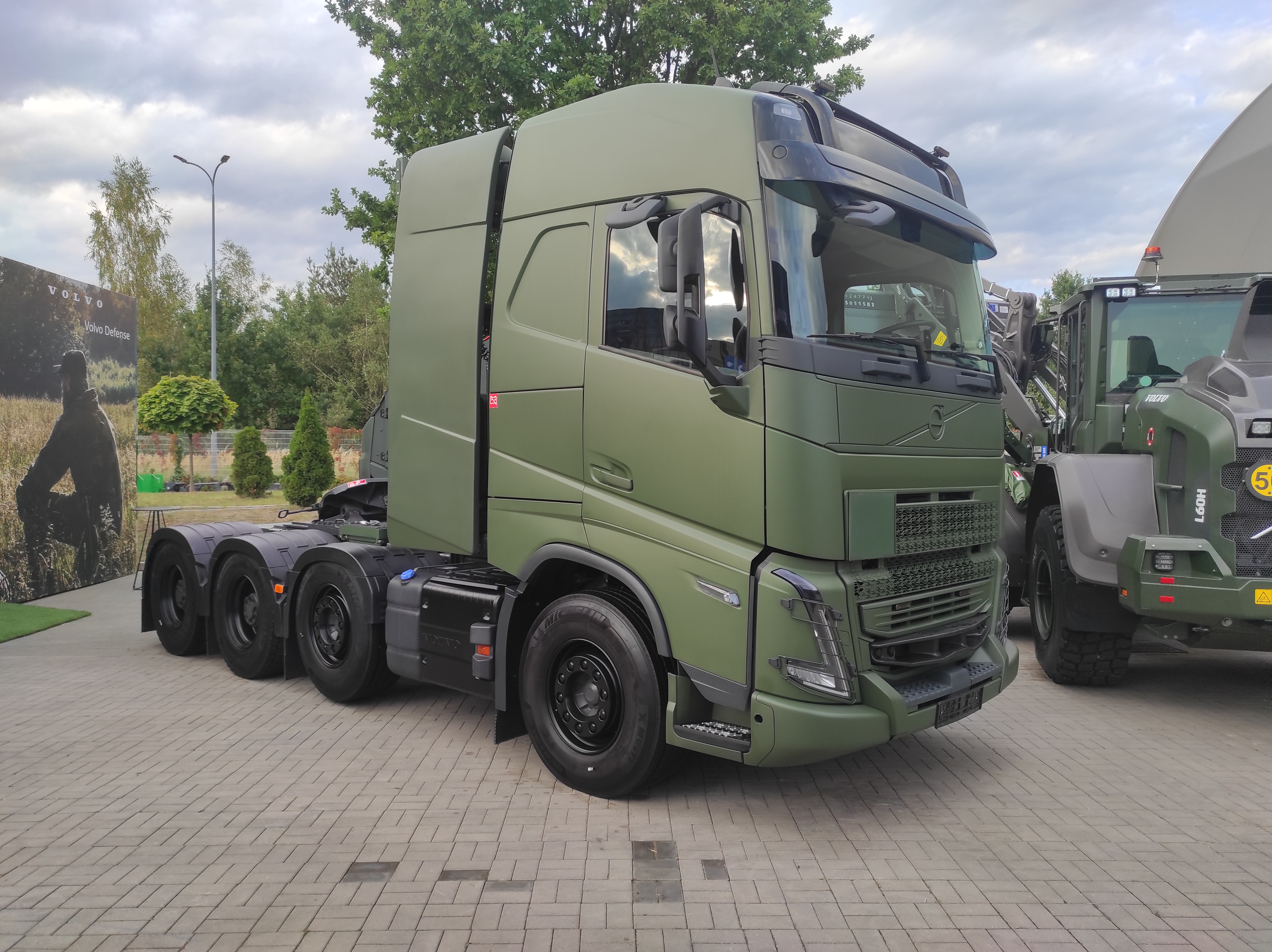 Read more about the article Ciężki ciągnik siodłowo-balastowy Volvo FH 16 650 8×4 MIL