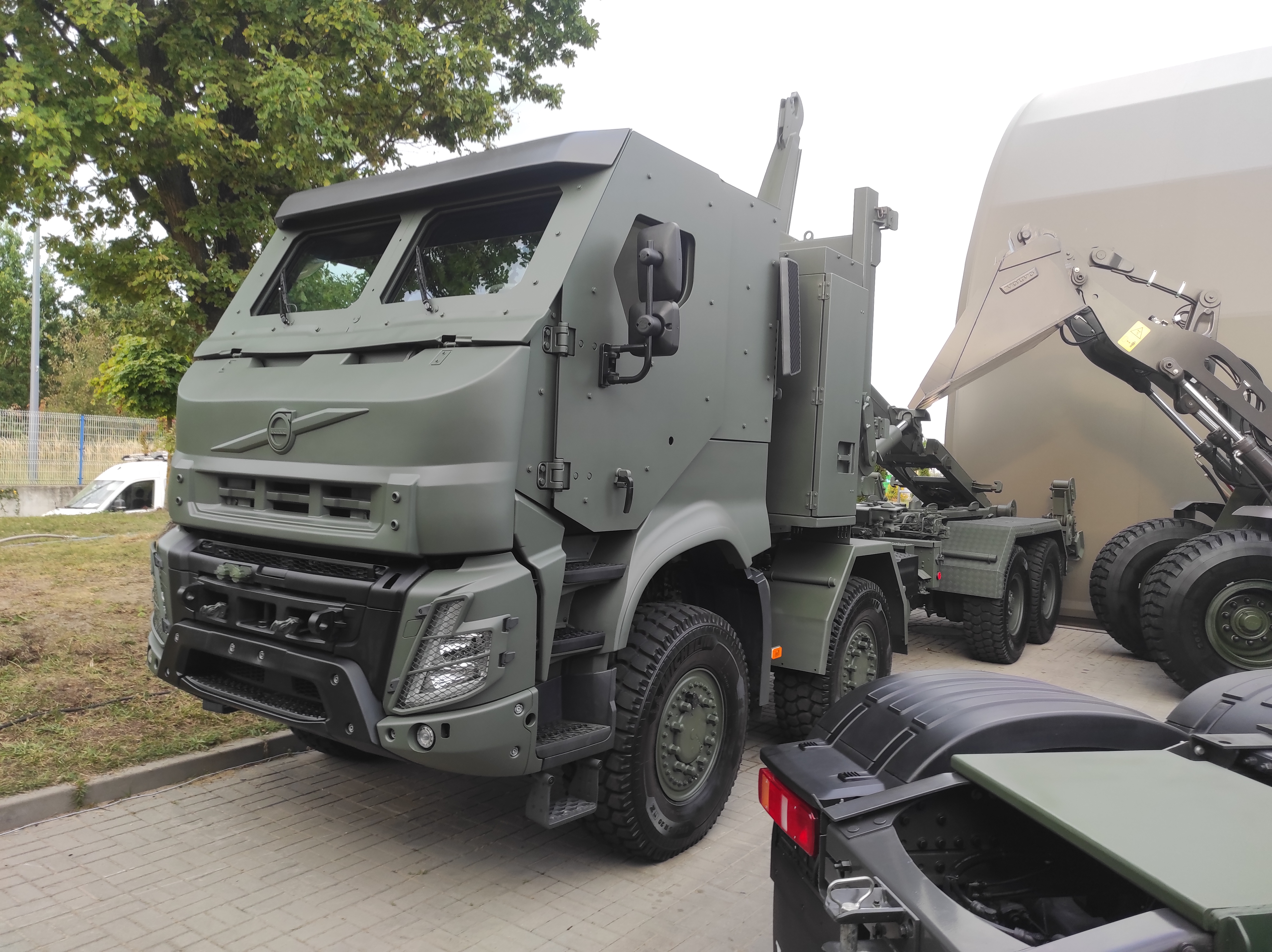 Read more about the article Volvo FMX 8×8 z integralnie opancerzoną kabiną w roli ciężkiego tzw. transportera logistycznego