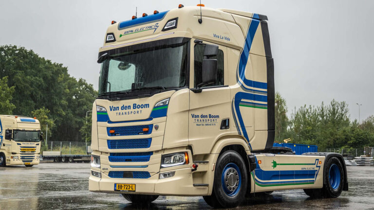Read more about the article Van den Boom Transport inwestuje w pierwszy w pełni elektryczny ciągnik siodłowy Scania R400E BEV
