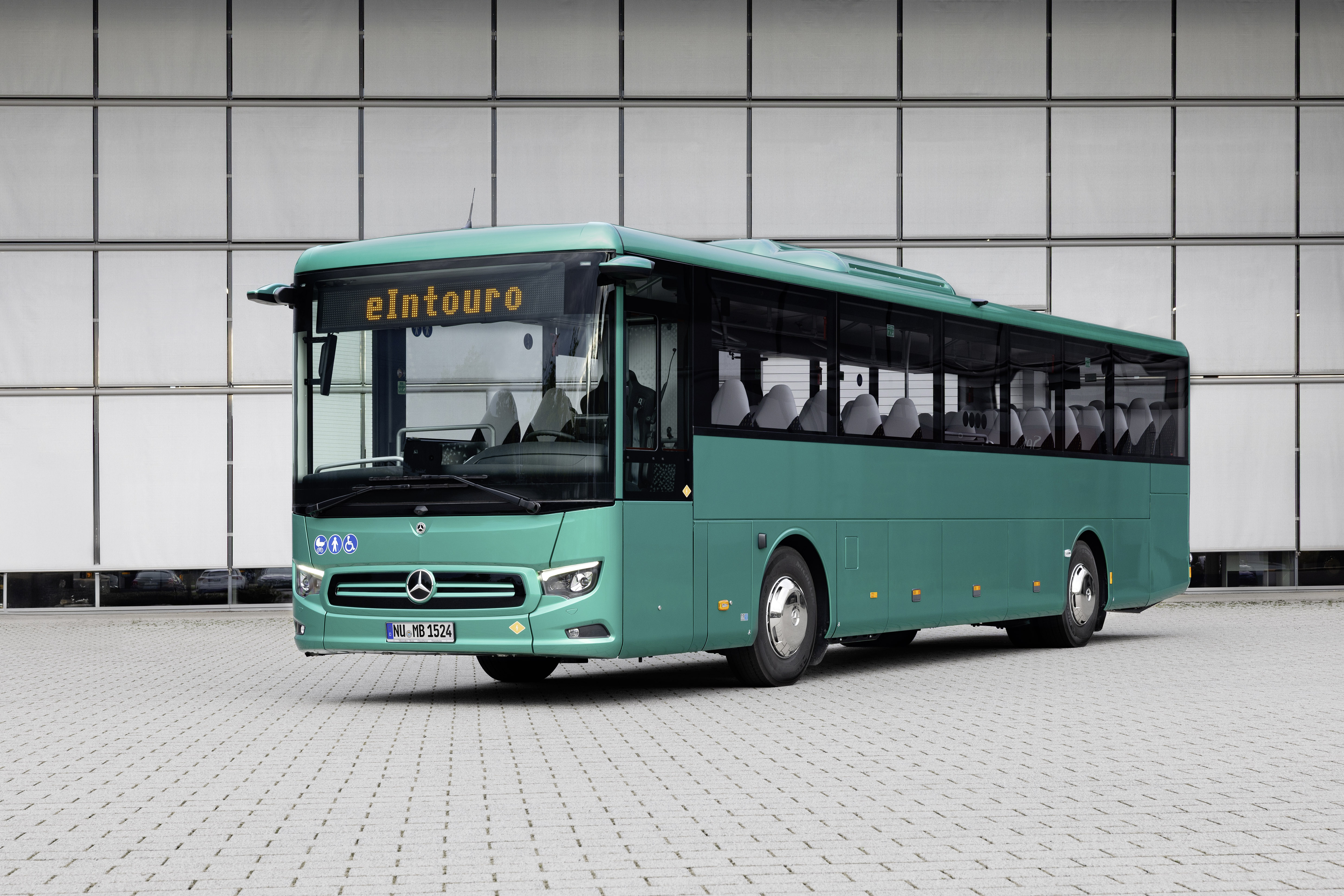 Read more about the article Światowa premiera Mercedesa-Benz eIntouro: e-mobilność na trasach międzymiastowych i w czasie wycieczek