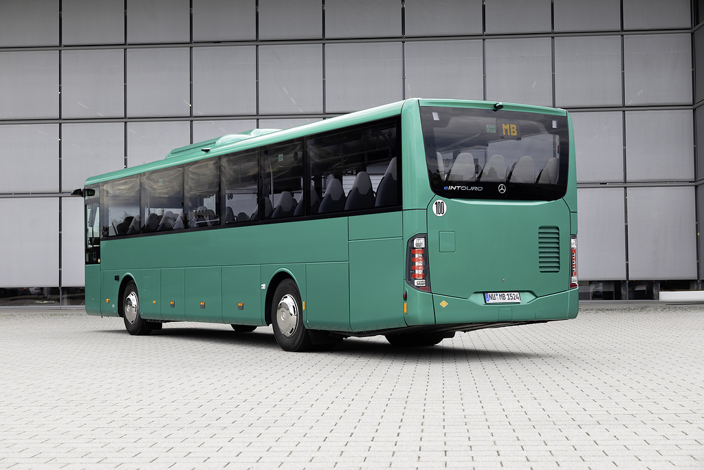 Mercedes-Benz eIntouro mit vollelektrischem Antrieb, Exterieur, grün-metallic, Elektromotor: ZF CeTrax 2 dual CX332 mit 320 kW, max. Drehmoment: 4.500 Nm, 2 Batteriepakete mit jeweils 207,6 kWh, LED-Scheinwerfer, ABA 6, Predictive Powertrain Control, Sideguard Assist 2, Frontguard Assist, Spurassistent, Attention Assist, Verkehrszeichen-Assistent, MirrorCam, 360-Grad-Kamera, Hublift, Länge/Breite/Höhe: 12.180/2.534/3.465 mm, Bestuhlung: 1/49
Mercedes-Benz eIntouro with all-electric drive, exterior, green metallic, electric motor: ZF CeTrax 2 dual CX332 with 320 kW, max. torque: 4500 Nm, 2 battery packs with 207,6 kWh each, LED headlamps, ABA 6, Predictive Powertrain Control, Sideguard Assist 2, Frontguard Assist, Lane Assist, Attention Assist, Traffic Sign Assist, MirrorCam, 360 degree camera, lifting platform, length/width/height: 12180/2534/3465 mm, seating: 1/49.