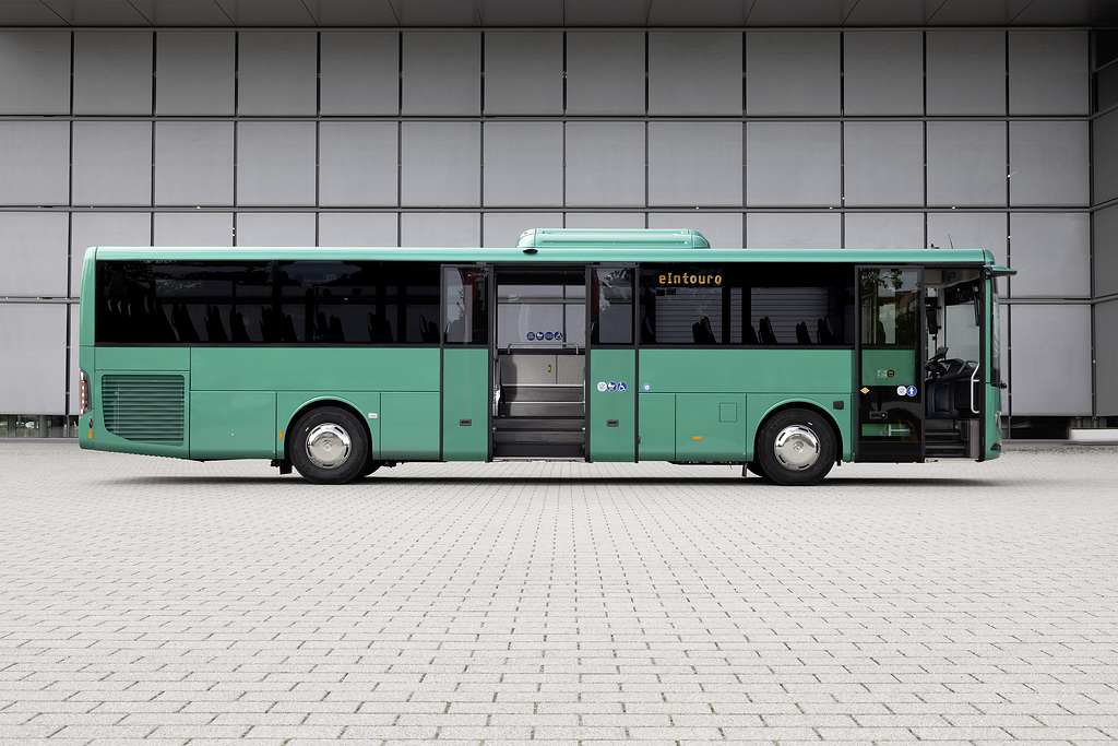 Mercedes-Benz eIntouro mit vollelektrischem Antrieb, Exterieur, grün-metallic, Elektromotor: ZF CeTrax 2 dual CX332 mit 320 kW, max. Drehmoment: 4.500 Nm, 2 Batteriepakete mit jeweils 207,6 kWh, LED-Scheinwerfer, ABA 6, Predictive Powertrain Control, Sideguard Assist 2, Frontguard Assist, Spurassistent, Attention Assist, Verkehrszeichen-Assistent, MirrorCam, 360-Grad-Kamera, Hublift, Länge/Breite/Höhe: 12.180/2.534/3.465 mm, Bestuhlung: 1/49
Mercedes-Benz eIntouro with all-electric drive, exterior, green metallic, electric motor: ZF CeTrax 2 dual CX332 with 320 kW, max. torque: 4500 Nm, 2 battery packs with 207,6 kWh each, LED headlamps, ABA 6, Predictive Powertrain Control, Sideguard Assist 2, Frontguard Assist, Lane Assist, Attention Assist, Traffic Sign Assist, MirrorCam, 360 degree camera, lifting platform, length/width/height: 12180/2534/3465 mm, seating: 1/49.
