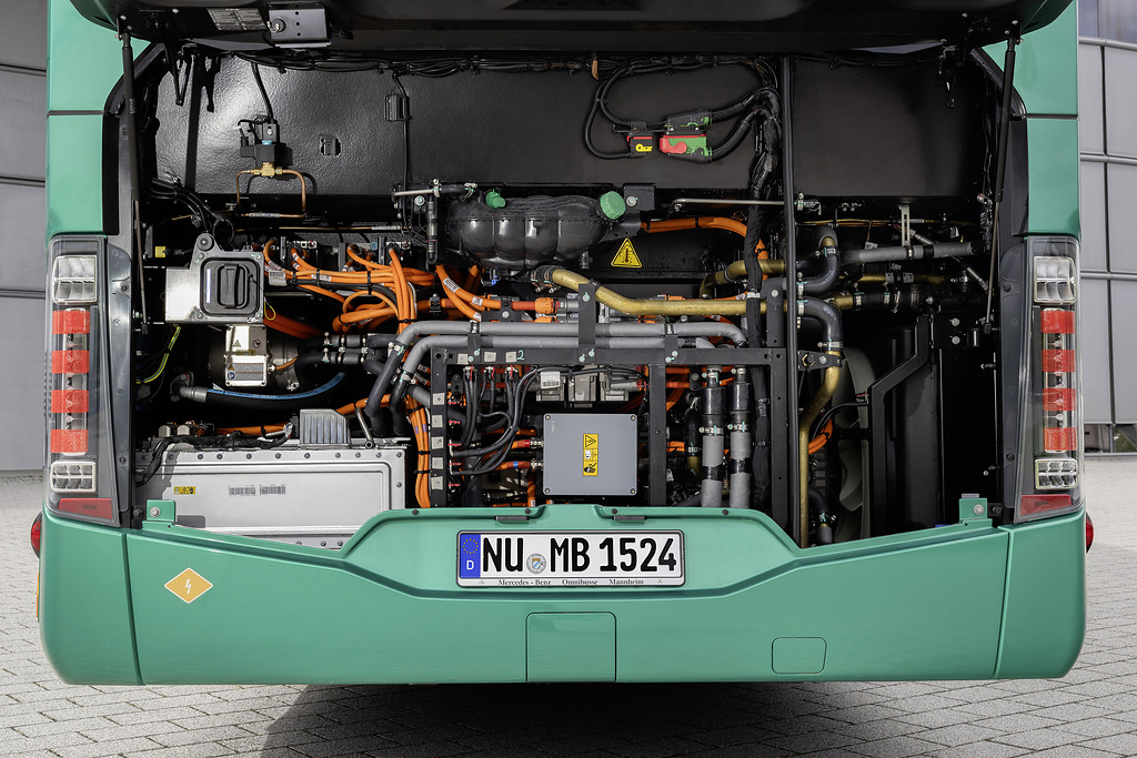 Mercedes-Benz eIntouro mit vollelektrischem Antrieb, Exterieur, grün-metallic, Elektromotor: ZF CeTrax 2 dual CX332 mit 320 kW, max. Drehmoment: 4.500 Nm, 2 Batteriepakete mit jeweils 207,6 kWh, LED-Scheinwerfer, ABA 6, Predictive Powertrain Control, Sideguard Assist 2, Frontguard Assist, Spurassistent, Attention Assist, Verkehrszeichen-Assistent, MirrorCam, 360-Grad-Kamera, Hublift, Länge/Breite/Höhe: 12.180/2.534/3.465 mm, Bestuhlung: 1/49
Mercedes-Benz eIntouro with all-electric drive, exterior, green metallic, electric motor: ZF CeTrax 2 dual CX332 with 320 kW, max. torque: 4500 Nm, 2 battery packs with 207,6 kWh each, LED headlamps, ABA 6, Predictive Powertrain Control, Sideguard Assist 2, Frontguard Assist, Lane Assist, Attention Assist, Traffic Sign Assist, MirrorCam, 360 degree camera, lifting platform, length/width/height: 12180/2534/3465 mm, seating: 1/49.