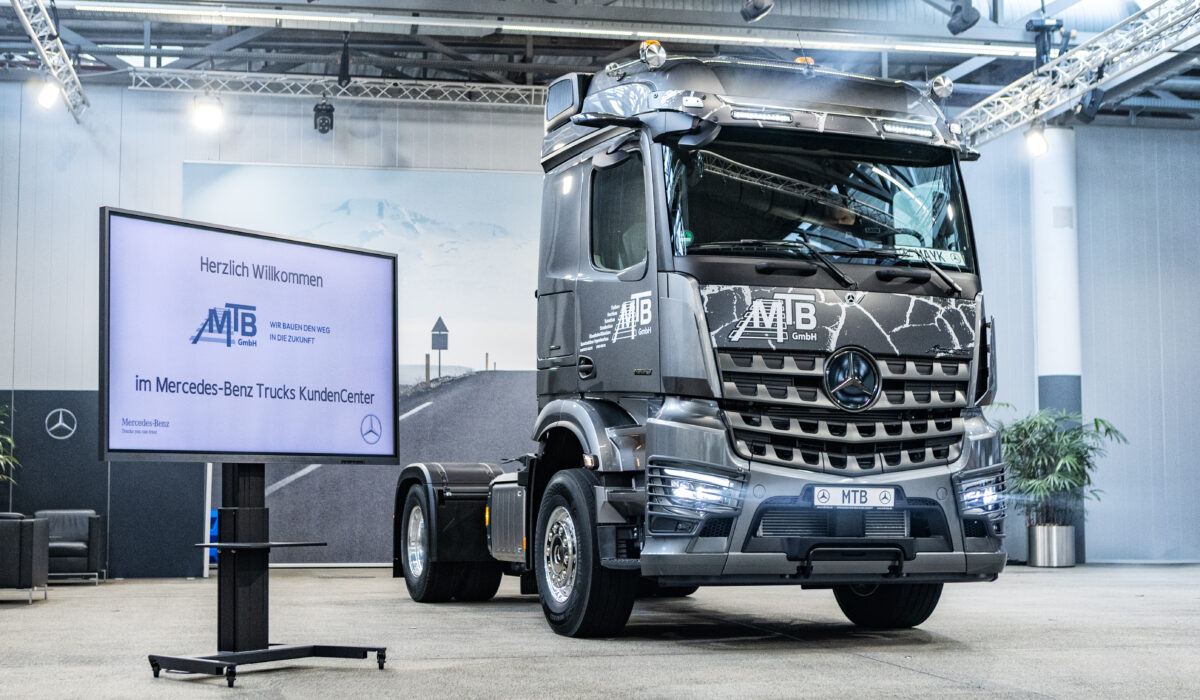 MTB GmbH übernimmt ersten von drei exklusiven Mercedes-Benz Arocs Extent für den Baustelleneinsatz
MTB GmbH receives the first of three exclusive Mercedes-Benz Arocs Extent trucks for use on construction sites