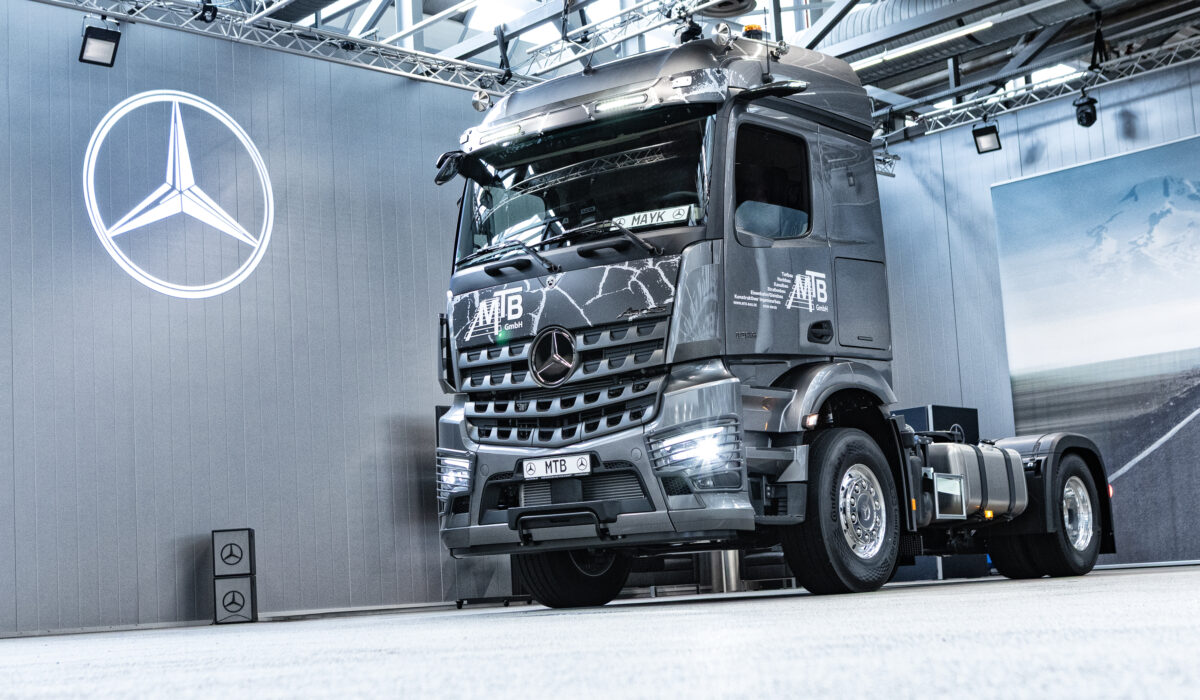 MTB GmbH übernimmt ersten von drei exklusiven Mercedes-Benz Arocs Extent für den BaustelleneinsatzMTB GmbH receives the first of three exclusive Mercedes-Benz Arocs Extent trucks for use on construction sites