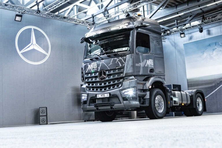 Read more about the article MTB GmbH odbiera pierwszy z trzech ekskluzywnych modeli Mercedes-Benz Arocs Extent do użytku na placach budowy