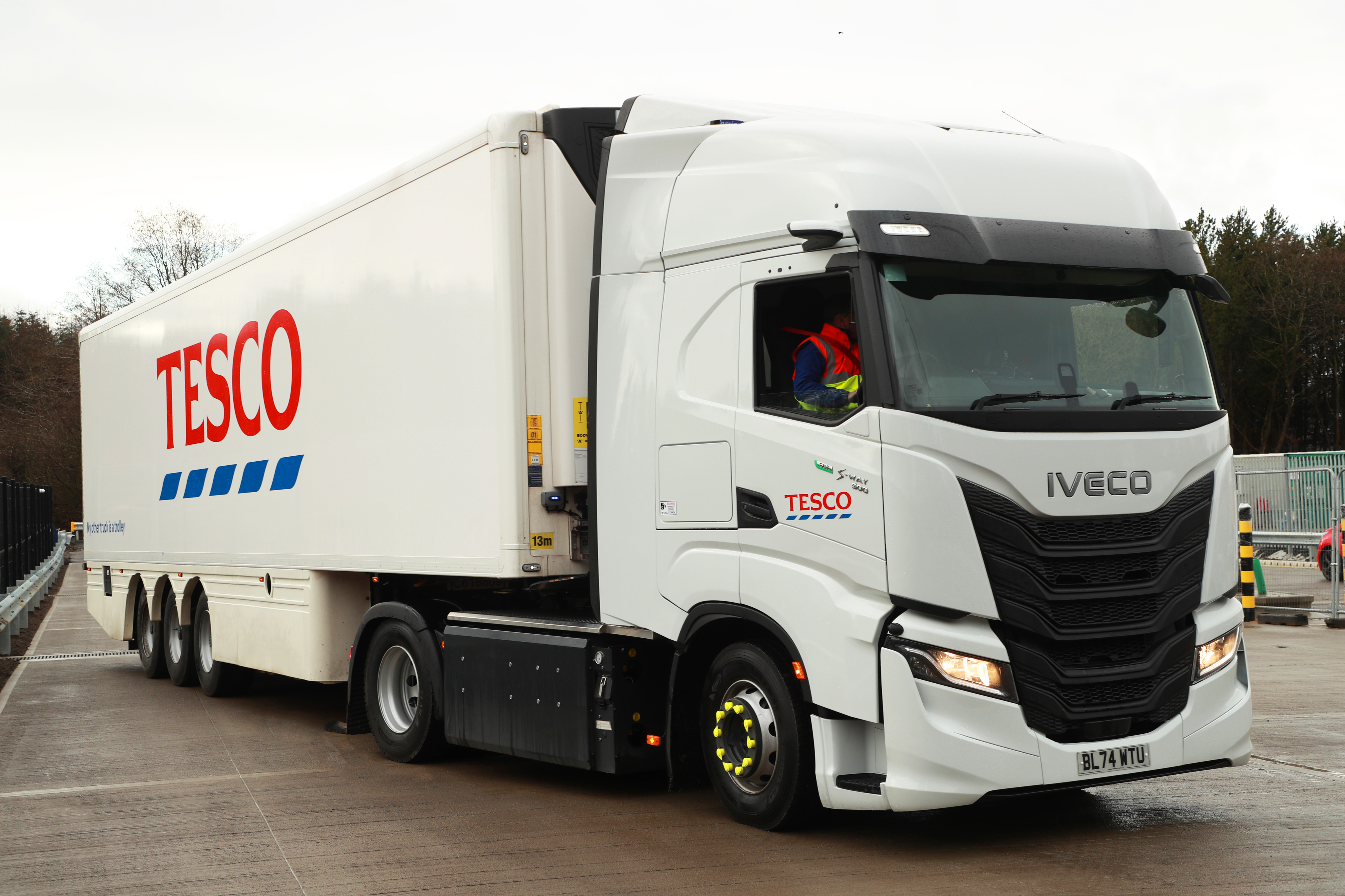 Read more about the article IVECO wzmacnia zrównoważoną logistykę, dostarczając dla TESCO w Szkocji 42 nowe ciężarówki S-Way na gaz ziemny