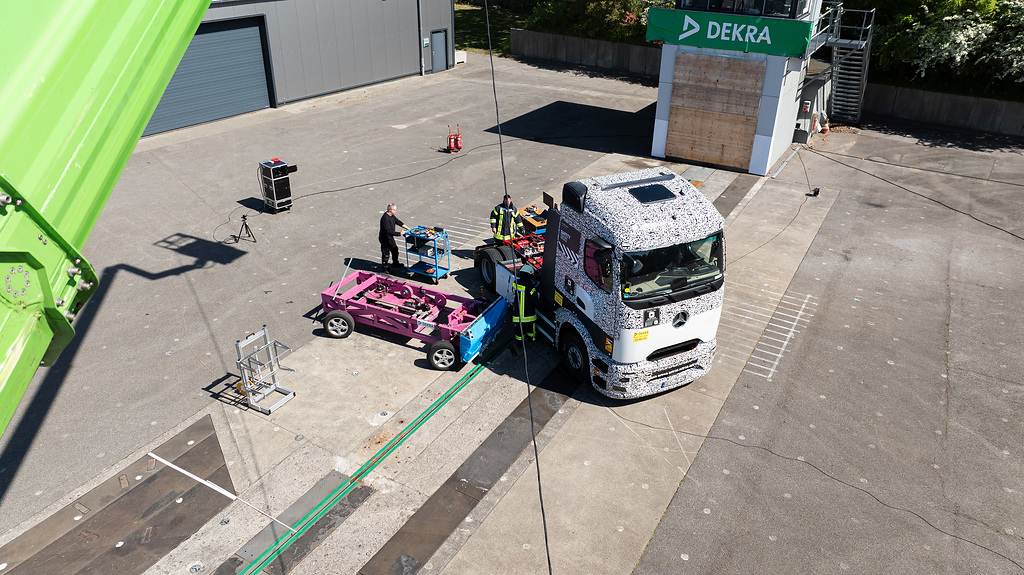 Passive Sicherheit: Crashtest mit dem Mercedes-Benz eActros 600

Passive Safety: Crash test with the Mercedes-Benz eActros 600