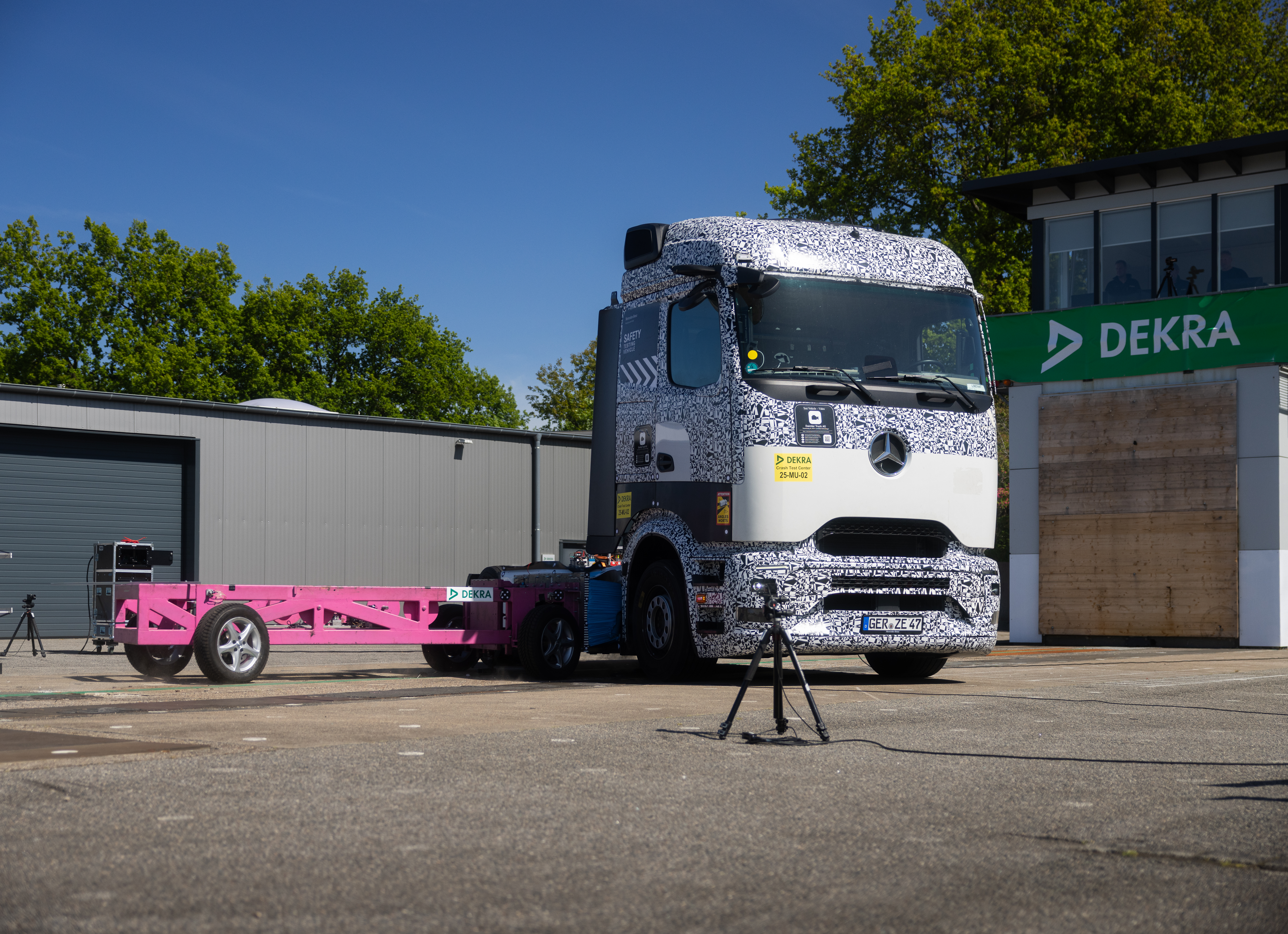 Read more about the article Bezpieczniej na drodze dzięki wysokiemu napięciu: wysokie bezpieczeństwo bierne Mercedesa-Benz eActrosa 600 potwierdzone testami zderzeniowymi
