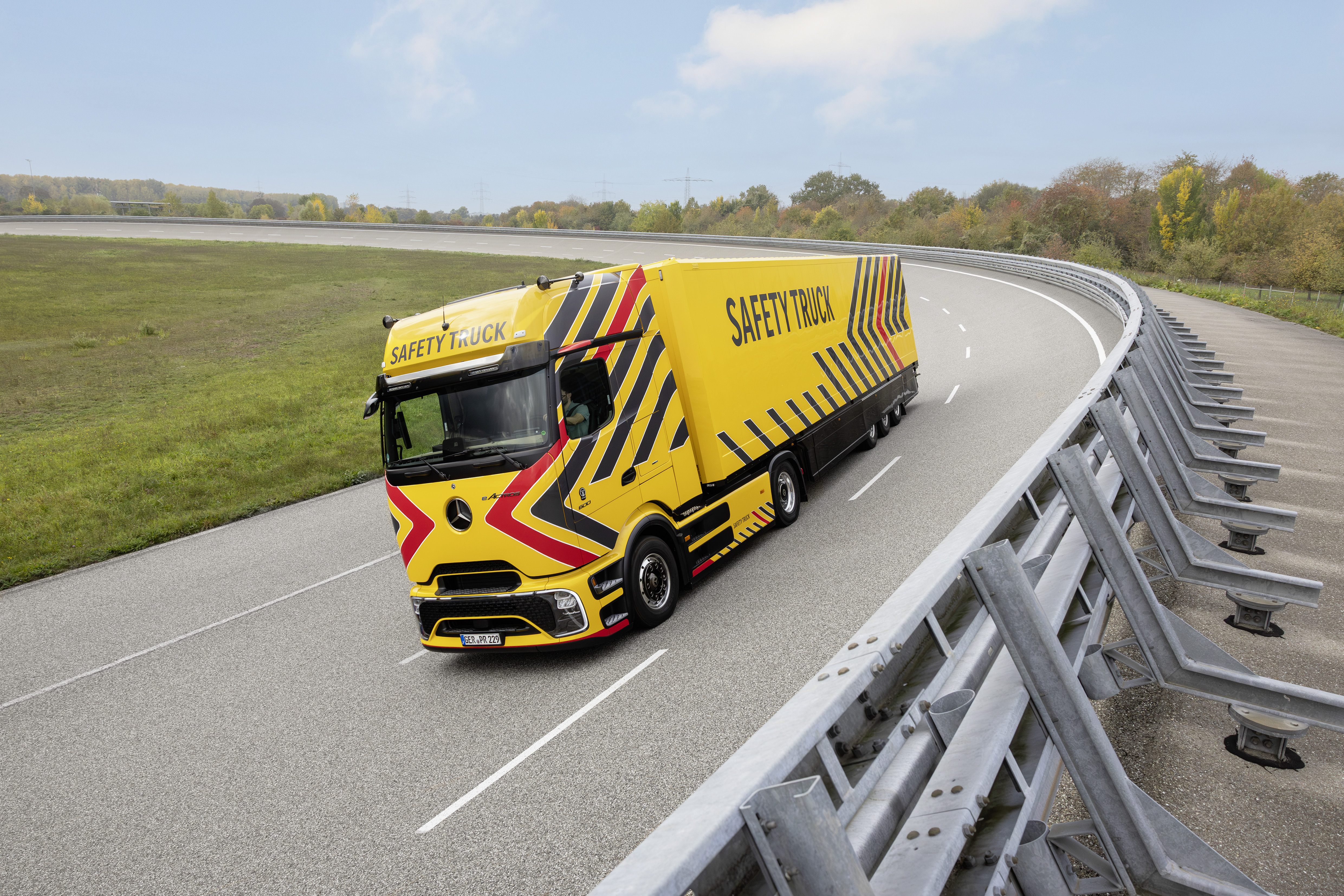 Read more about the article Dlaczego ta ciężarówka Mercedes-Benz może ratować życie – nowy „Safety Truck” oparty na eActrosie 600