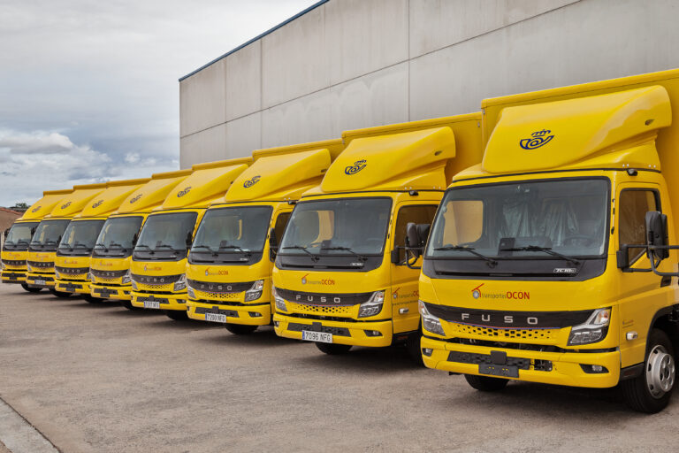 Read more about the article Transport w pełni elektryczny – zelektryfikowany: hiszpański dostawca usług logistycznych Transportes Ocón korzysta z 15 ciężarówek eCanter marki FUSO firmy Daimler Truck.